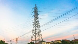 Do debate regulatório à contratação de potência: o armazenamento de energia e os primeiros leilões de baterias no Brasil